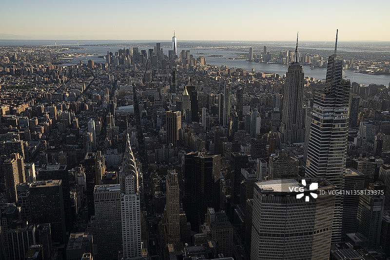 在傍晚的阳光下俯瞰曼哈顿的航拍照片图片素材