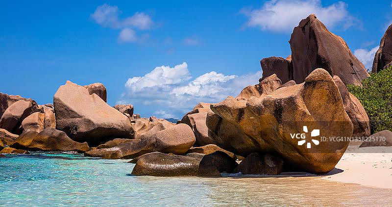 塞舌尔，拉迪格，塞舌尔，在壮观的安斯马龙的花岗岩，海滩和丛林在令人惊叹的拉迪格南部图片素材