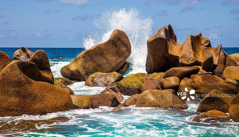 塞舌尔，拉迪格，塞舌尔，在壮观的安斯马龙的花岗岩，海滩和丛林在令人惊叹的拉迪格南部图片素材