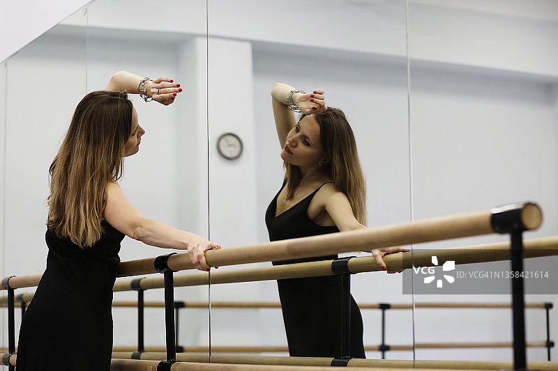 年轻的成年妇女在芭蕾舞教室跳舞图片素材