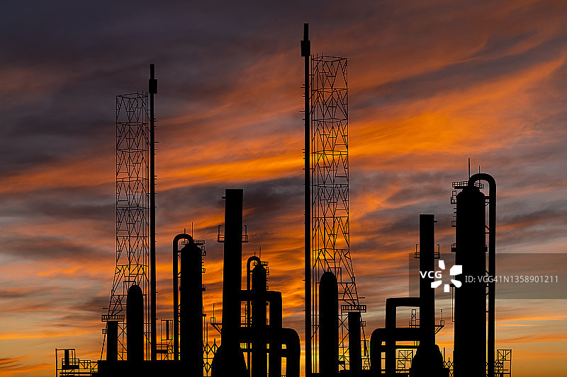 炼油厂的石油或石化工业生产的日落图片素材