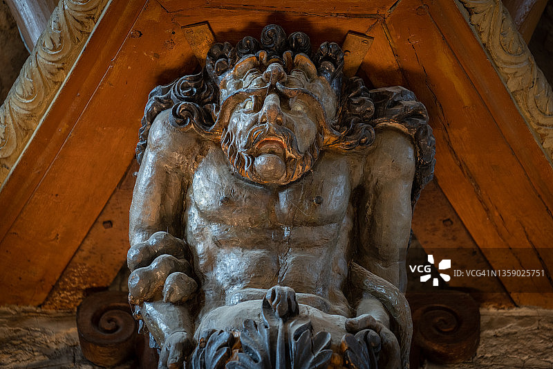 圣菲利伯特教堂里有一尊支撑着管风琴的雕像图片素材