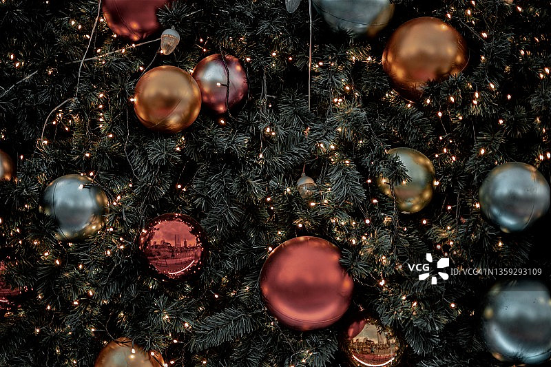 圣诞树上发光的圣诞装饰的特写镜头图片素材