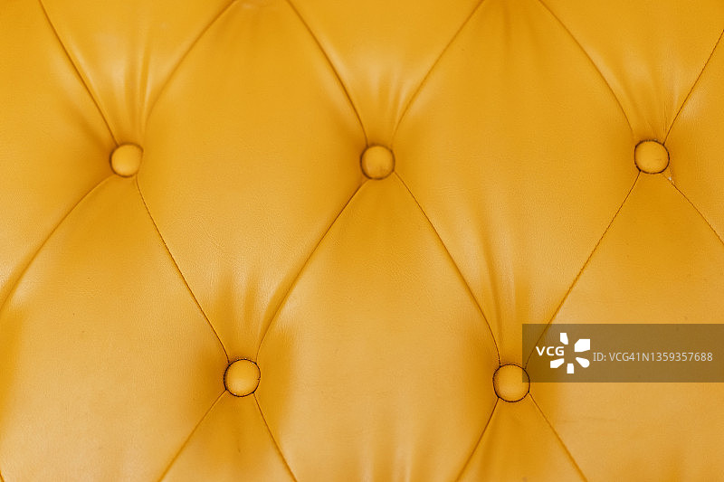 黄色沙发表面的菱形格子图片素材