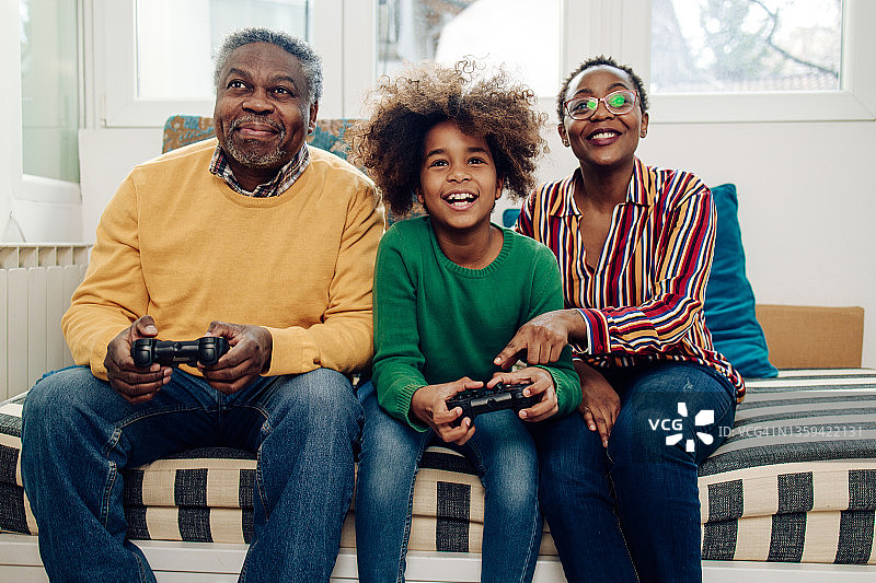 非裔美国女孩和爷爷奶奶玩游戏玩得很开心图片素材