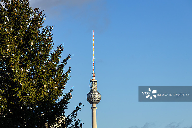 带圣诞树的柏林电视塔(德国)图片素材