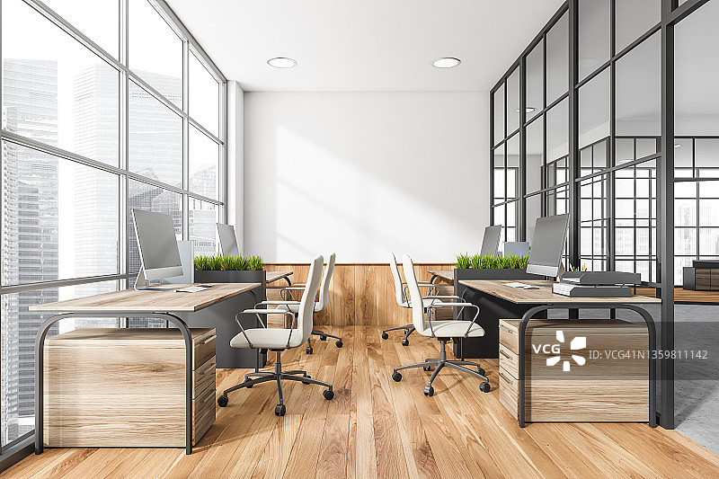 白色和木制的全景空间配有四张办公桌图片素材