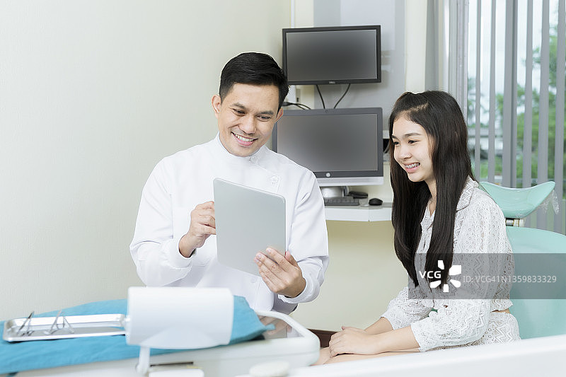 牙医咨询她的病人图片素材