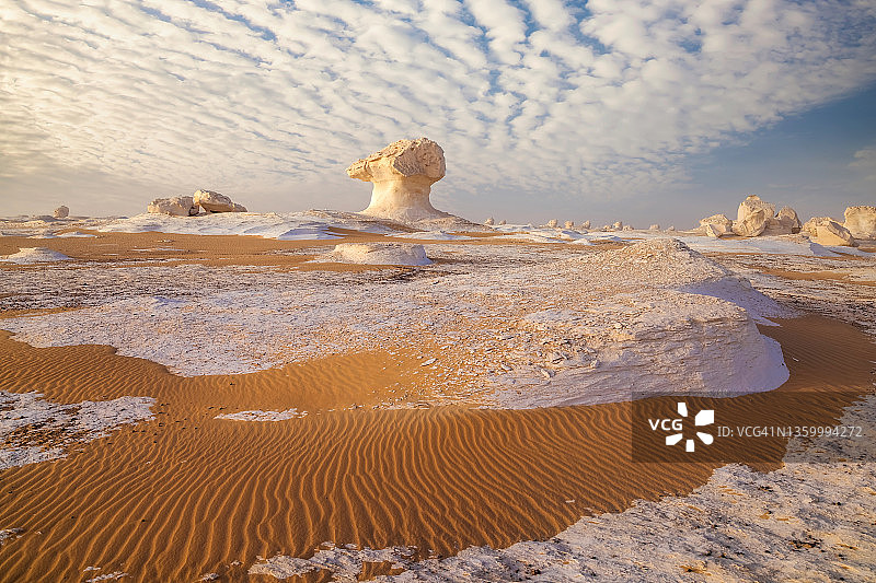 日落时分白色沙漠中的石灰岩。埃及，西撒哈拉沙漠图片素材