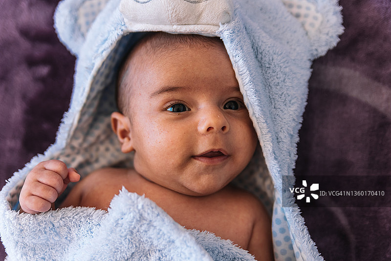 宝宝洗澡后用毛巾擦干。图片素材