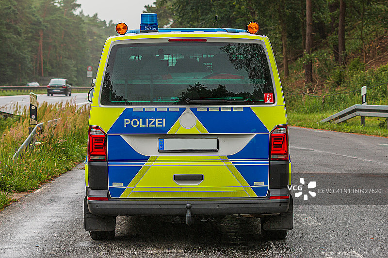 雨中，勃兰登堡州一辆警车的后视镜图片素材