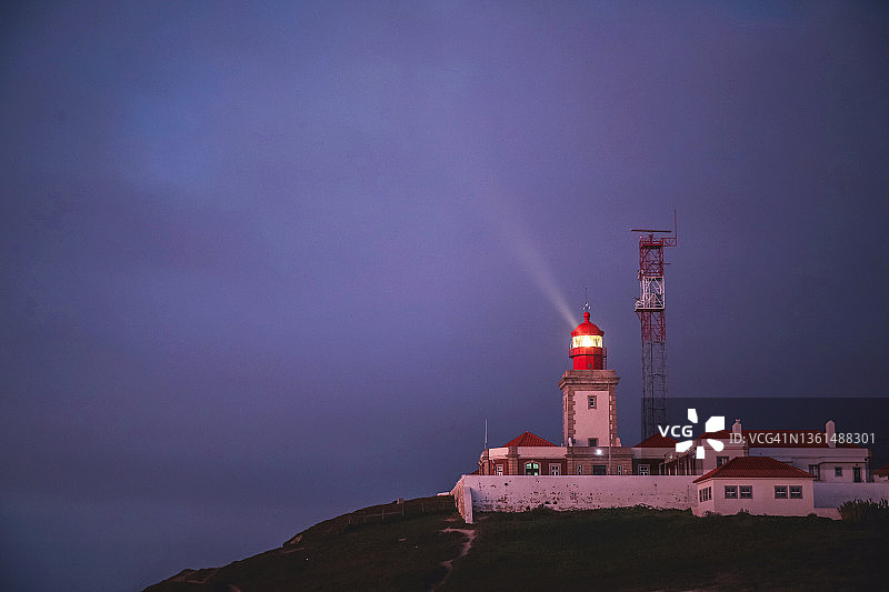 2022年年度颜色——非常接近的颜色:葡萄牙，欧洲大陆最西端的卡波达罗卡(Cabo da Roca)日落时的灯塔图片素材
