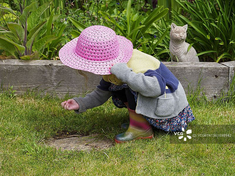 孩子在花园里玩耍，德文郡，英国图片素材