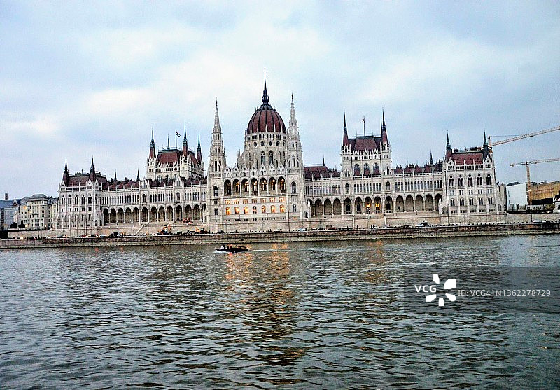 匈牙利议会(匈牙利语:orszaghaz)，布达佩斯，匈牙利图片素材