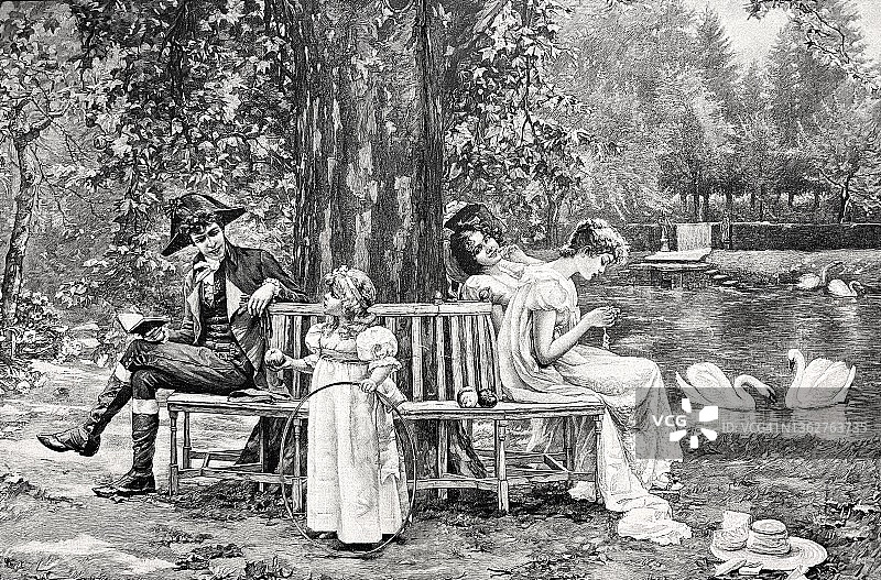 在池塘边的圆树长椅上:两个年轻的女人和一个男人，小妹妹和他说话图片素材