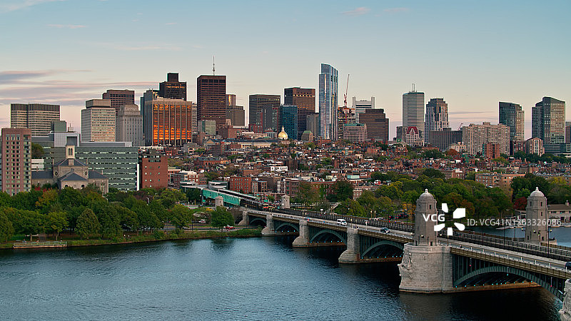 无人机拍摄的马萨诸塞州波士顿的日落图片素材