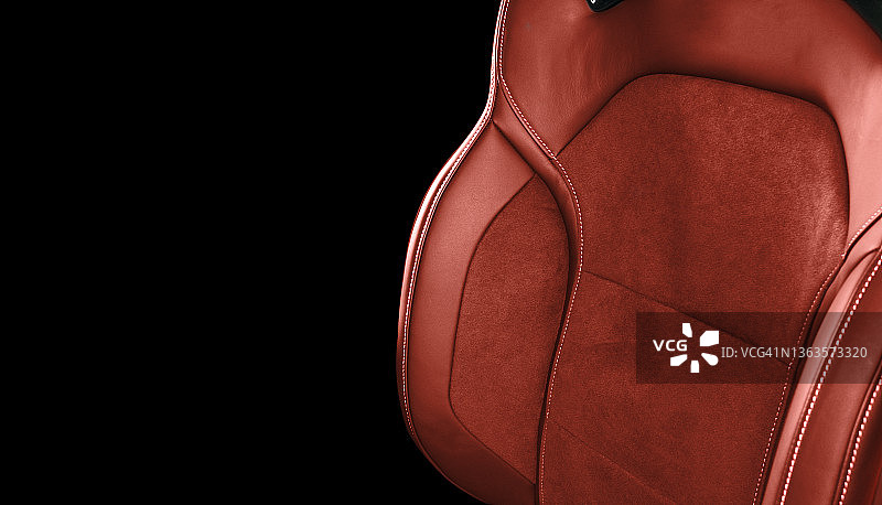 红色皮革内饰的豪华现代汽车。穿孔棕色皮革舒适的座椅与缝合孤立的黑色背景。现代汽车内部细节。汽车详细。汽车内部图片素材