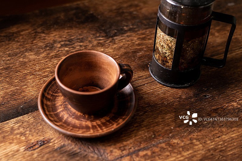 空陶土茶杯。深色木制背景。花草茶茶壶。健康的花草茶。图片素材