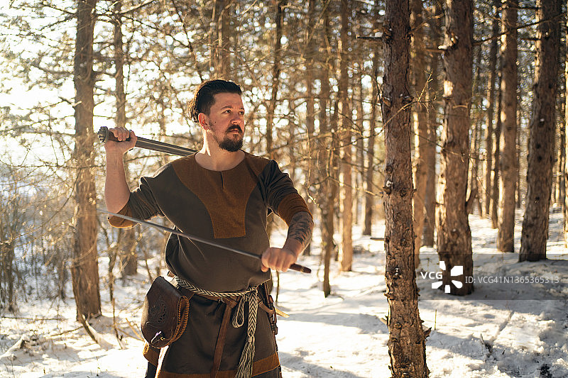中世纪的战士在冬天的森林里，为战斗做准备图片素材