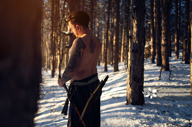 日落时分在森林里赤膊的勇敢中世纪武士图片素材