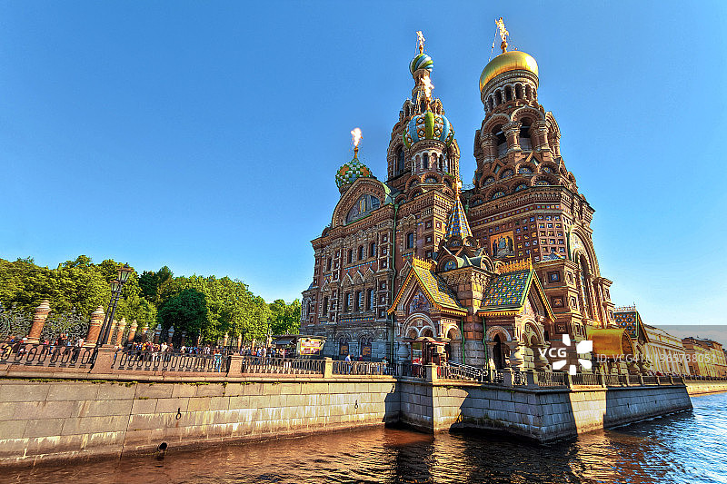 俄罗斯圣彼得堡彩色教堂的侧视图图片素材