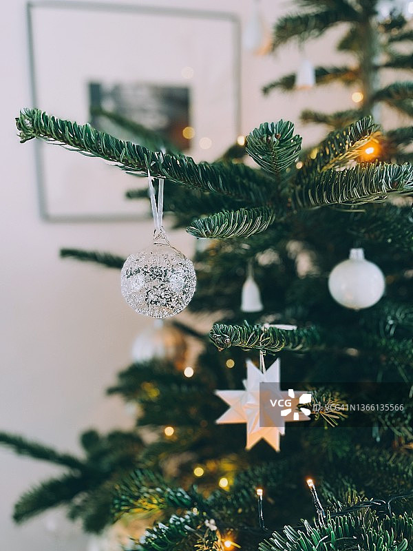 带装饰品的圣诞树图片素材