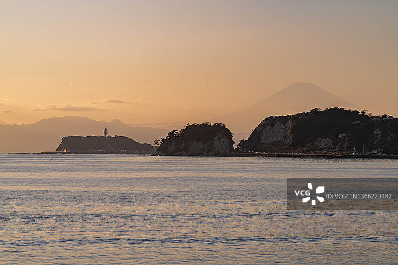 富士山和日本神奈川的日落海滩图片素材