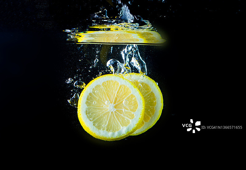 柠檬片水在黑色背景，柠檬水在黑色背景，图片素材