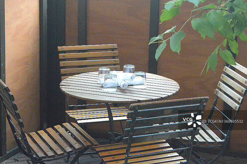 餐厅露台上的椅子和桌子图片素材