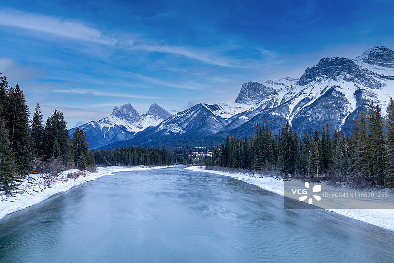 加拿大阿尔伯塔省，班夫国家公园路易斯湖的冬季美景图片素材