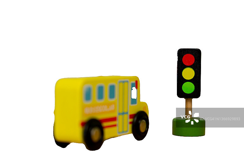 白色背景的校车停在红绿灯前等待通过。道路安全概念图片素材