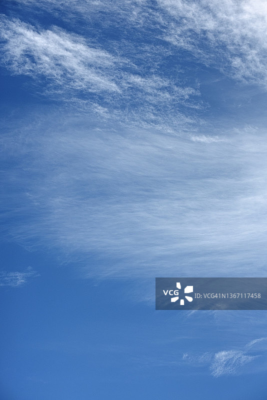 晴朗的天空上斑驳的白云图片素材