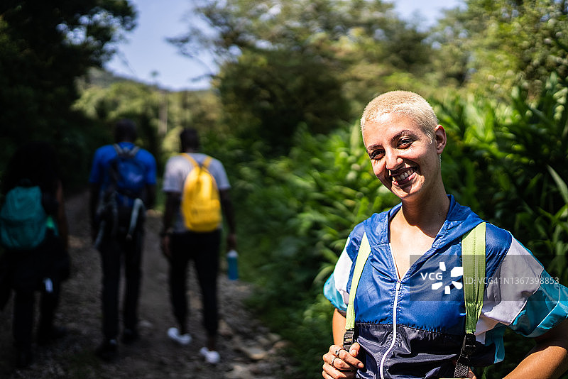 一个年轻女子在森林里徒步旅行的肖像图片素材