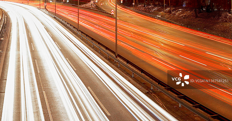 夜间柏林高速公路上的车流图片素材