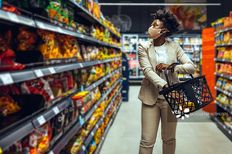 一位年轻女士在超市购物图片素材