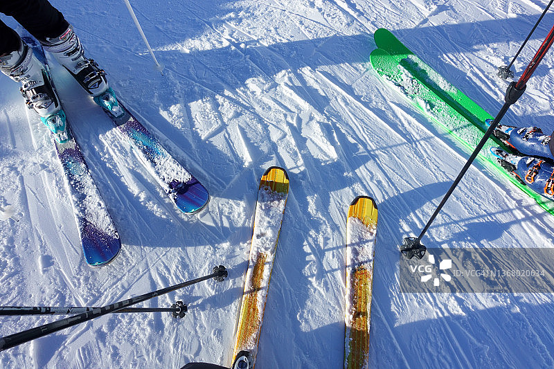 在雪地上滑雪图片素材