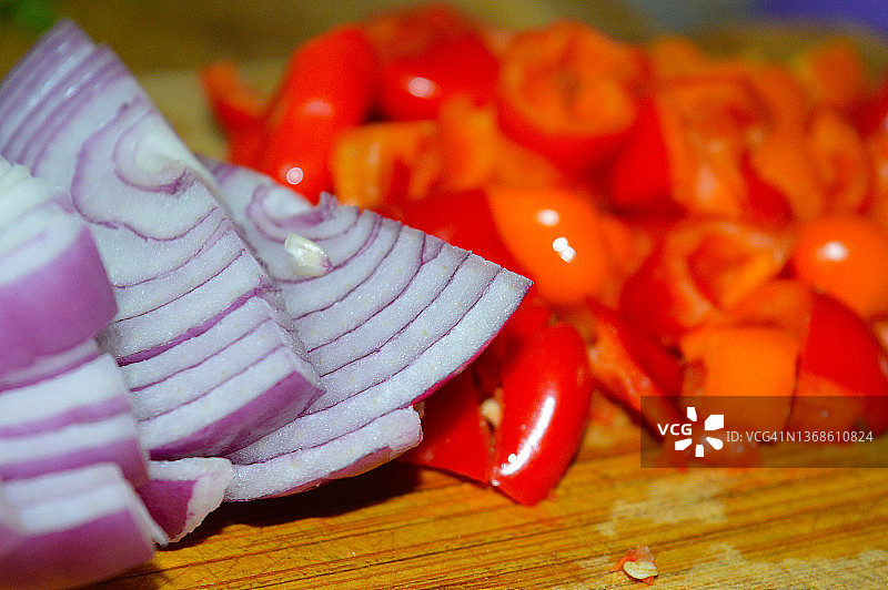 洋葱片和红辣椒的特写图片素材