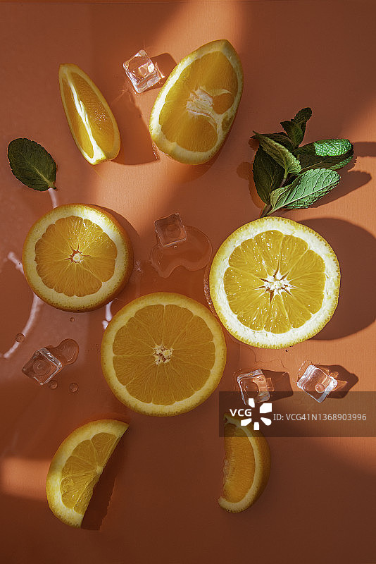 橙色背景下的橙子水果的创意照片图片素材