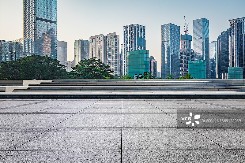 空地板和城市天际线与建筑在深圳图片素材