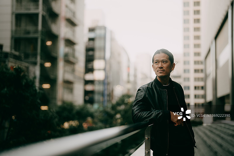 东京，一名男子在城市中沉思图片素材