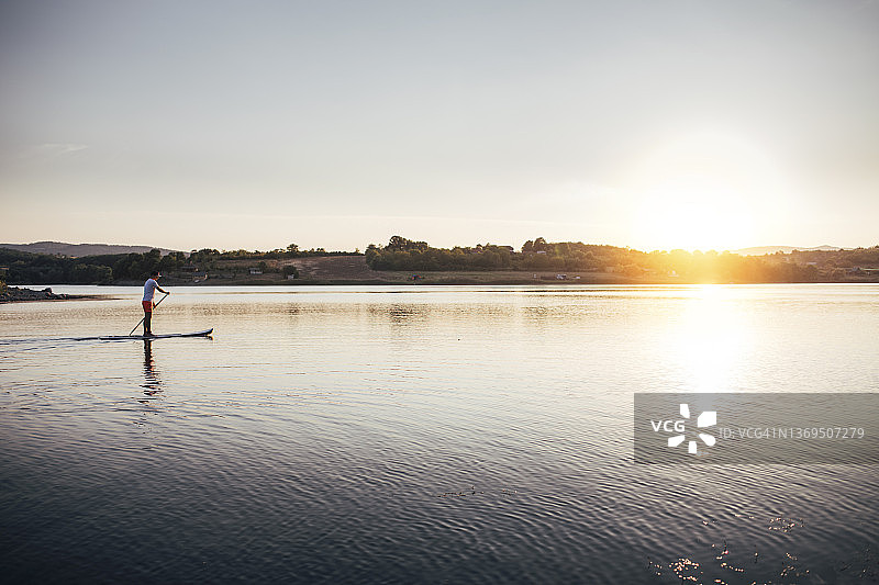 用桨板漂浮在湖面上的人图片素材