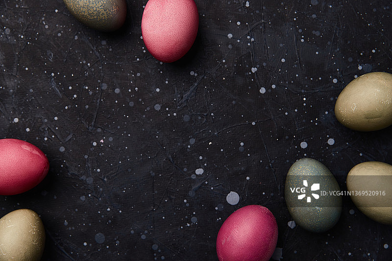 在黑色背景上染色的鸡蛋。复活节庆祝活动的概念图片素材