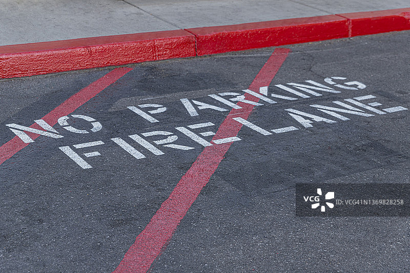 道路标上“禁止停车消防通道”图片素材
