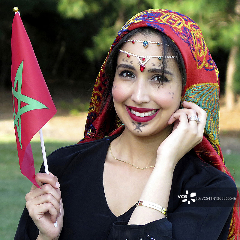 摩洛哥卡萨布兰卡，美丽年轻的摩洛哥土著“阿玛齐格”妇女，戴着头巾。图片素材