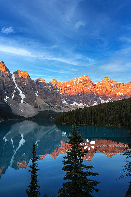 加拿大落基山脉上的金色日出在冰碛湖在加拿大图片素材