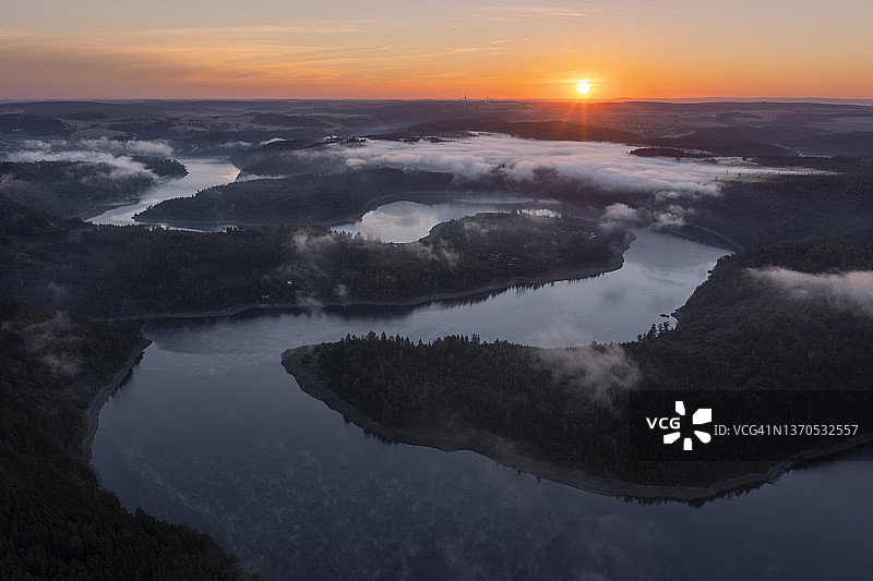 鸟瞰图，萨勒河的布莱洛赫水库(布莱洛塔尔斯佩尔)在日出时带着一些雾。萨莱，萨莱河，萨莱奥拉-克瑞斯，Bleilochtalsperre, Bleiloch水库，图林根，德国。图片素材