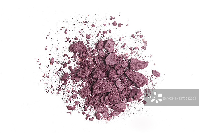 粉碎的蓝紫色化妆样本孤立在白色背景上图片素材