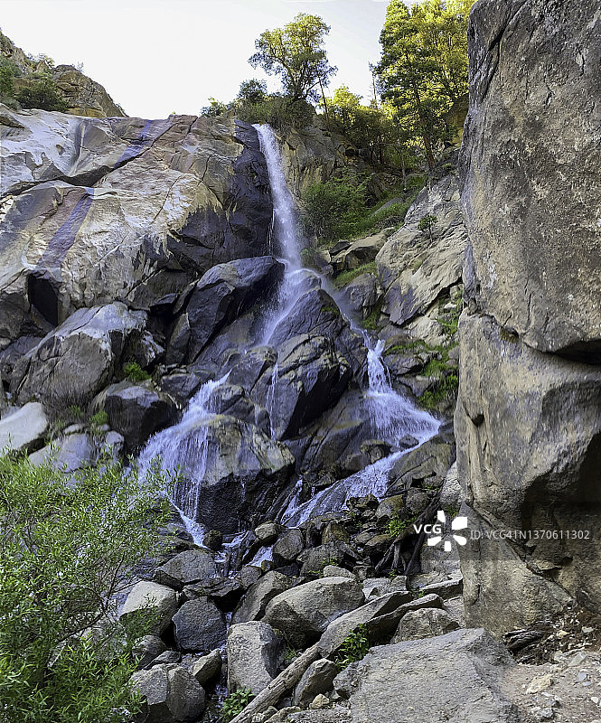 站在国王峡谷国家公园的灰熊瀑布下图片素材