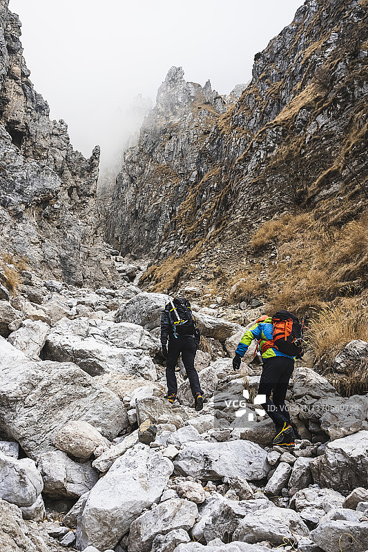 攀登峡谷的徒步旅行者图片素材