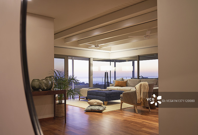 反映豪华家居展示客厅与日落海景图片素材